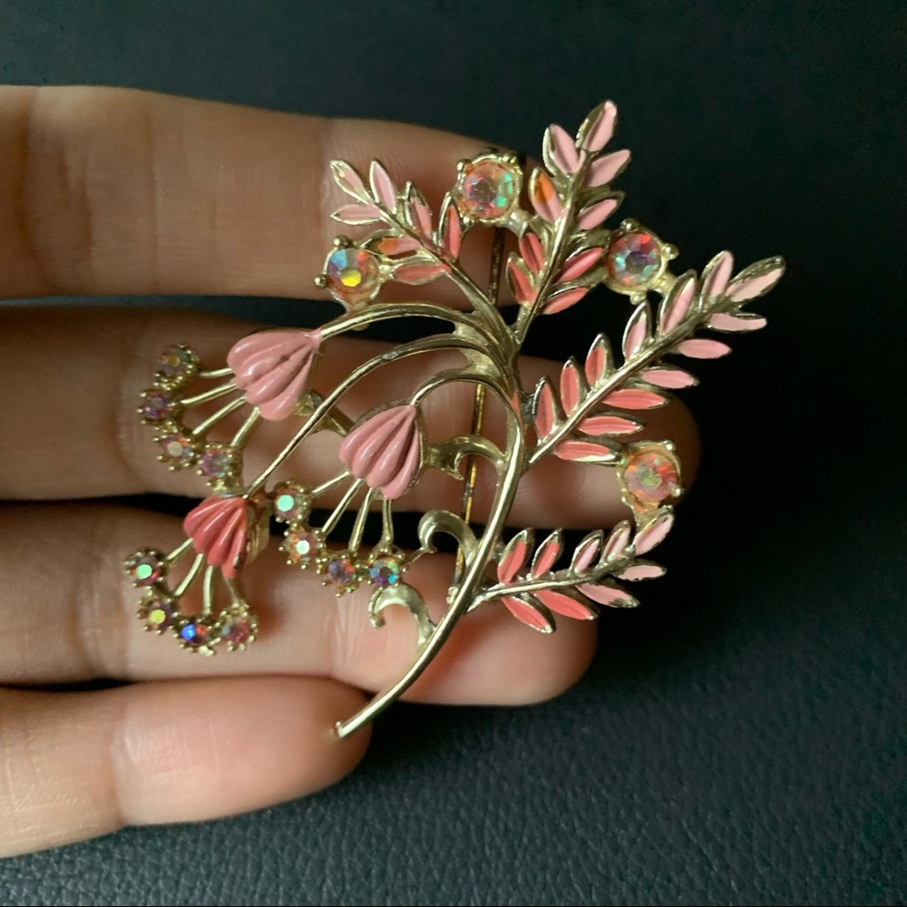 Vintage detailed flower brooch 💐